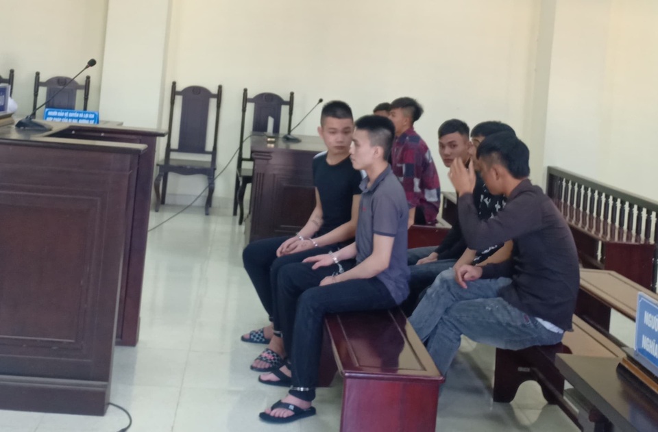 Bị truy sát, nam thanh niên tông vào cột đèn tử vong - 1 Bị truy sát, nam thanh niên tông vào cột đèn tử vong - 1