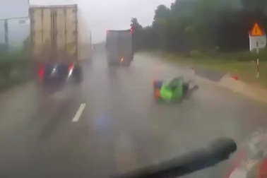 Tài xế xe tải vô ý thức suýt gây tai nạn kinh hoàng khiến dân mạng phẫn nộ