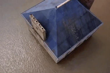 Ngôi nhà hoang nằm xiêu vẹo trên sông, về đêm phát ra thứ ánh sáng rùng rợn