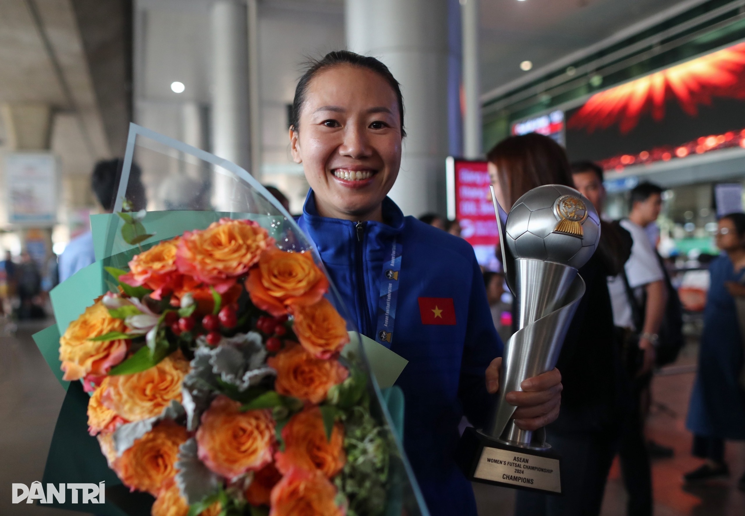 ក្រុមហ្វូតសាលនារីវៀតណាមនាំយកពានរង្វាន់ជើងឯកអាស៊ីអាគ្នេយ៍ត្រឡប់មកទីក្រុងហូជីមិញវិញ - 1 Đội tuyển futsal nữ Việt Nam mang cúp vô địch Đông Nam Á về đến TPHCM - 1