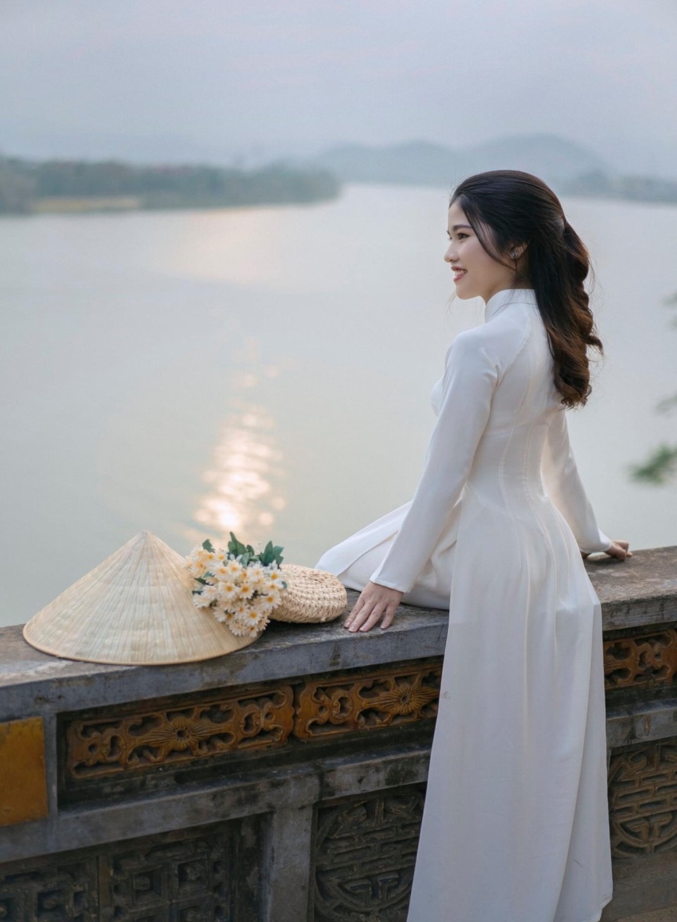 Nét đẹp nữ sinh Huế trong tà áo dài dịp Quốc tế Phụ nữ - 1 Nét đẹp nữ sinh Huế trong tà áo dài dịp Quốc tế Phụ nữ - 1