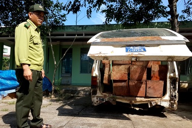 Xe khách gắn biển số xanh chở gỗ lậu?