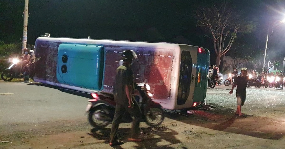 Lật xe chở công nhân, hơn 10 người bị thương ở Tây Ninh