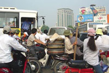 Ùn tắc nghiêm trọng tại nút giao thông Đại Cồ Việt