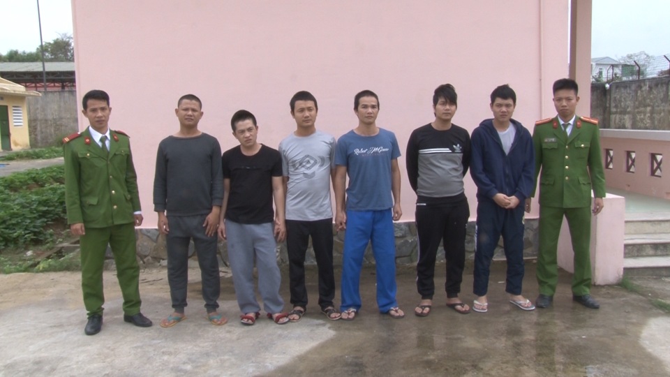 Nhóm côn đồ lao từ trên ô tô xuống chém người hung hãn - 4 Nhóm côn đồ lao từ trên ô tô xuống chém người hung hãn - 4
