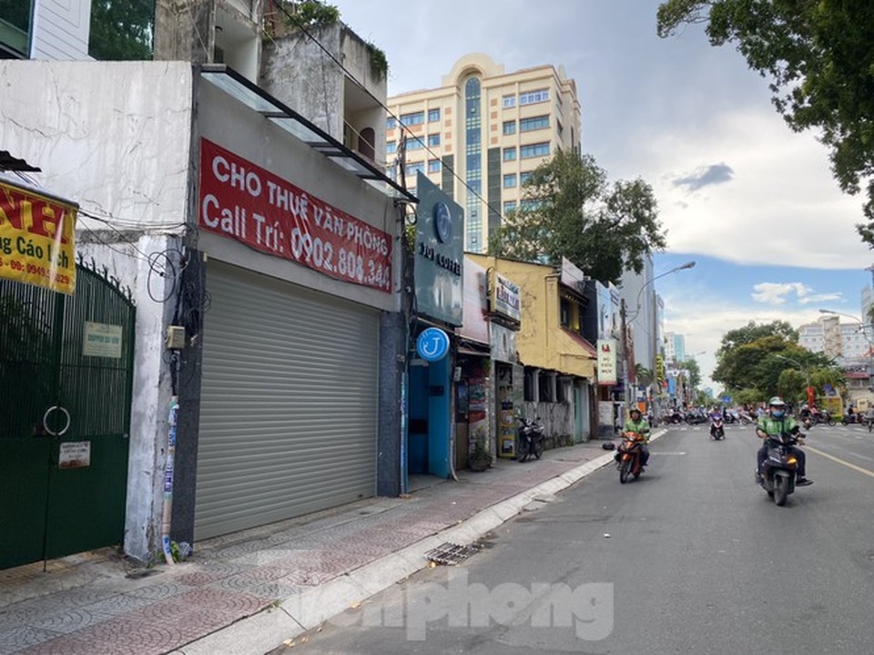 Nhà phố tiền tỷ thi nhau đóng cửa, treo biển cho thuê ở trung tâm Sài Gòn - 19 Nhà phố tiền tỷ thi nhau đóng cửa, treo biển cho thuê ở trung tâm Sài Gòn - 19