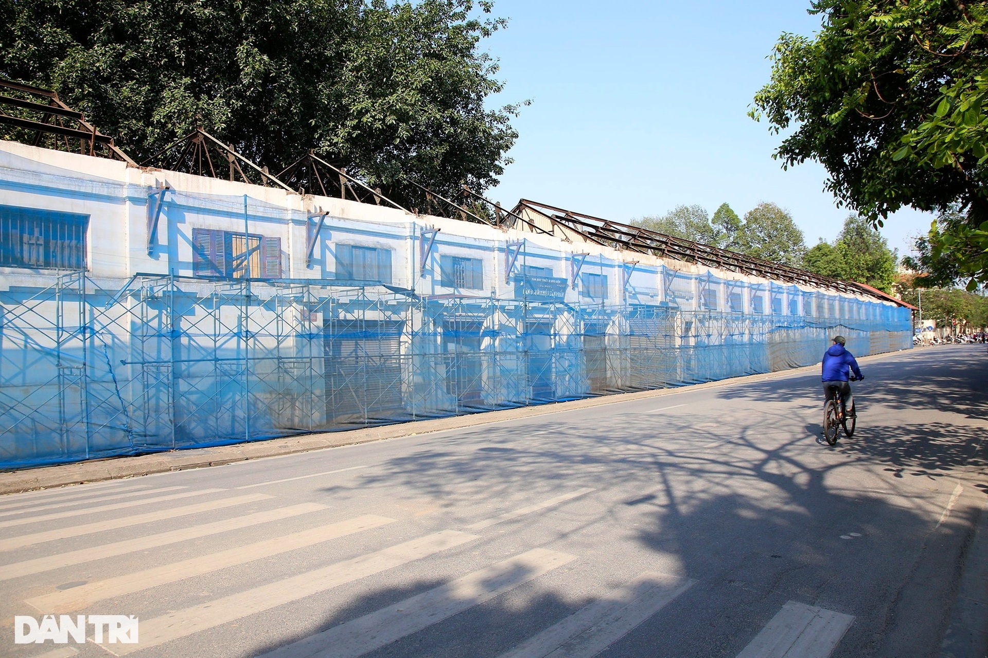 Hình ảnh phá dỡ tòa nhà Pháp cổ 4 mặt tiền cạnh quảng trường Ba Đình - 1