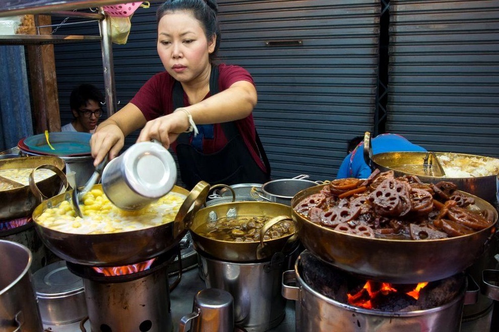 Thái Lan không cho người thu nhập trên 17 triệu đồng/tháng bán hàng rong - 1