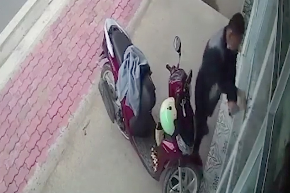 TPHCM: Kẻ gian buộc cửa, nhốt cô gái trong nhà để trộm xe máy - 1 TPHCM: Kẻ gian buộc cửa, nhốt cô gái trong nhà để trộm xe máy - 1