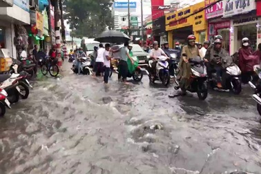 Mưa xối xả làm biến dạng mặt đường, giao thông hỗn loạn