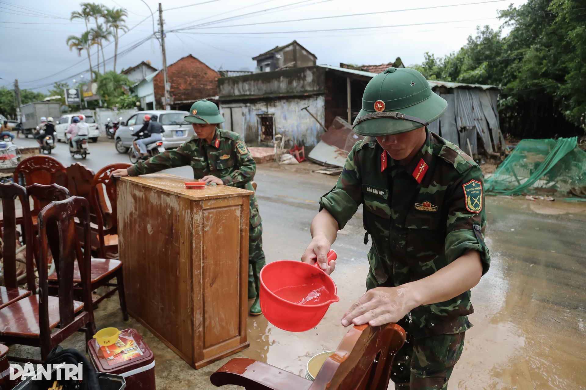 Nhà mất, người trắng tay: Những phận đời bơ vơ sau lũ ở Hòa Thịnh - 10 Nhà mất, người trắng tay: Những phận đời bơ vơ sau lũ ở Hòa Thịnh - 10