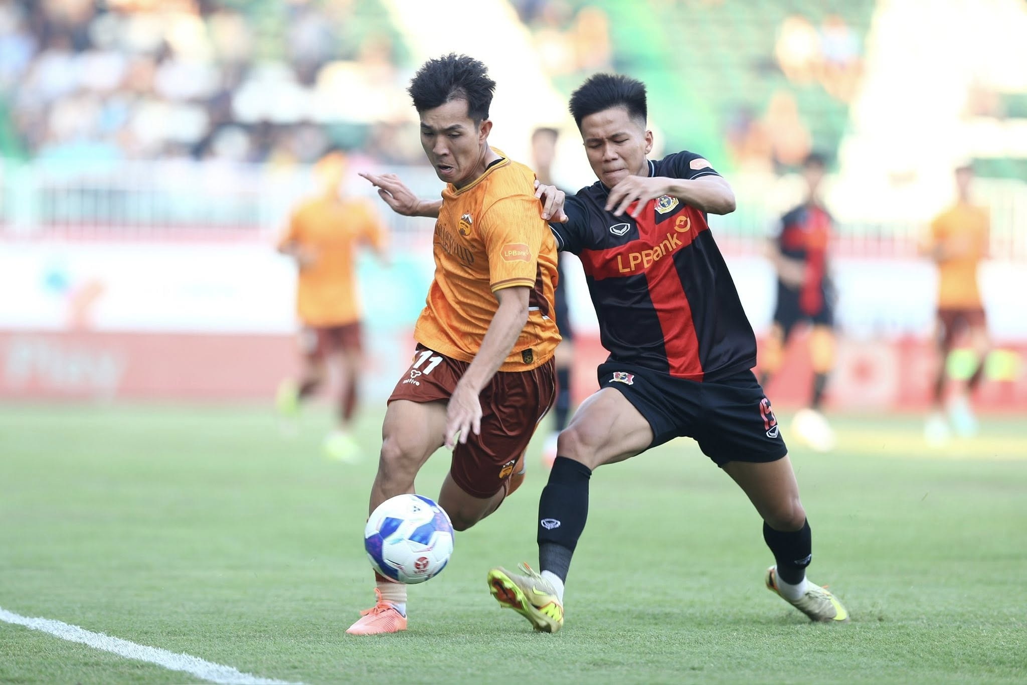 Tuyển thủ U23 Việt Nam tỏa sáng, CLB Ninh Bình thắng sát nút HAGL