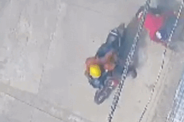 Cặp nam nữ bế trẻ nhỏ đi trộm cầu dắt xe máy ở TPHCM