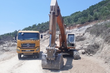 Ngăn chặn “đất tặc” trên núi Mò O: Một phụ nữ ngất xỉu rồi tử vong?