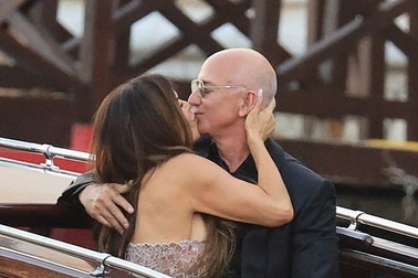 Tỷ phú Jeff Bezos và MC gợi cảm kết thúc tiệc cưới 3 ngày, tốn 55 triệu USD