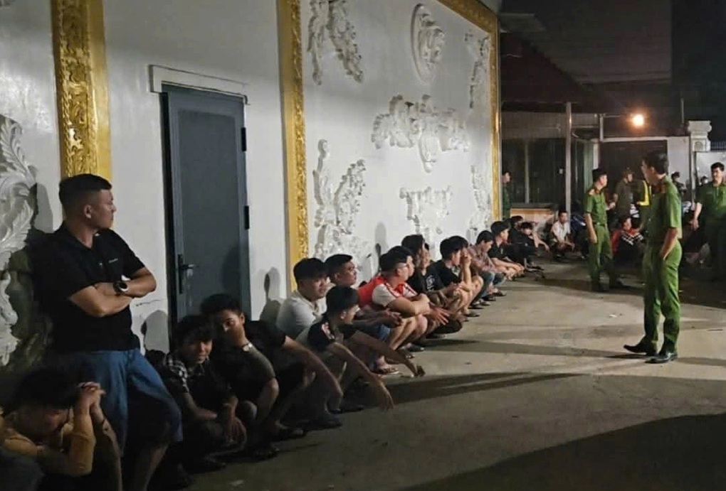 Phát hiện 21 nữ tiếp viên dưới 18 tuổi tại quán karaoke ở TPHCM - 1 Phát hiện 21 nữ tiếp viên dưới 18 tuổi tại quán karaoke ở TPHCM - 1