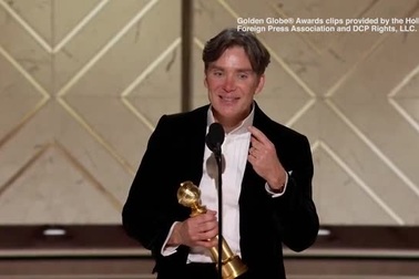 Tài tử người Ireland Cillian Murphy bước lên nhận giải Quả Cầu Vàng với vết