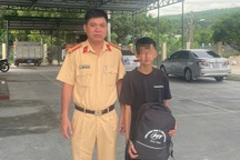 Hành khách nhỏ tuổi có biểu hiện bất thường, tài xế dừng xe báo công an