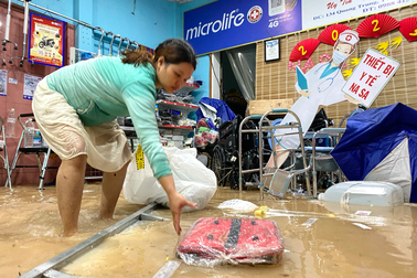 Người dân Quảng Nam lội nước đi khám bệnh