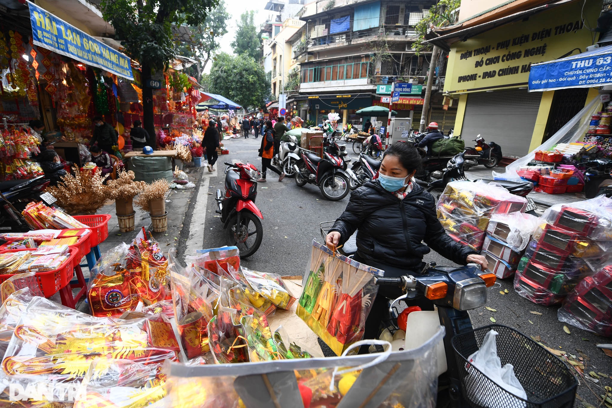 Người Hà Nội tấp nập chuẩn bị đồ lễ trước ngày tiễn ông Táo về trời - 4 Người Hà Nội tấp nập chuẩn bị đồ lễ trước ngày tiễn ông Táo về trời - 4