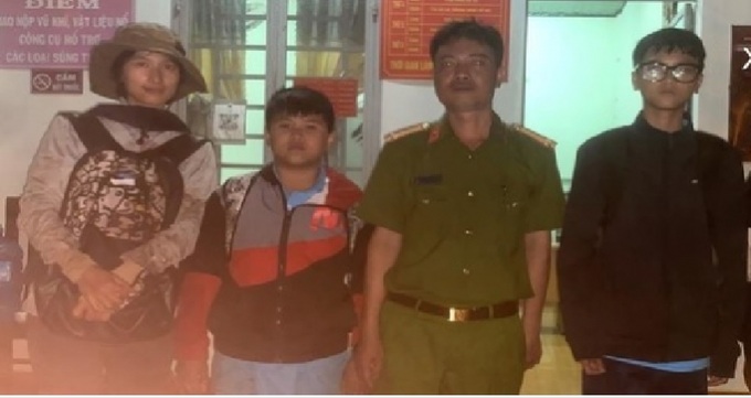 Đến hơn 22 giờ, ba chị em đã được lực lượng chức năng đưa về trụ sở UBND xã an toàn.