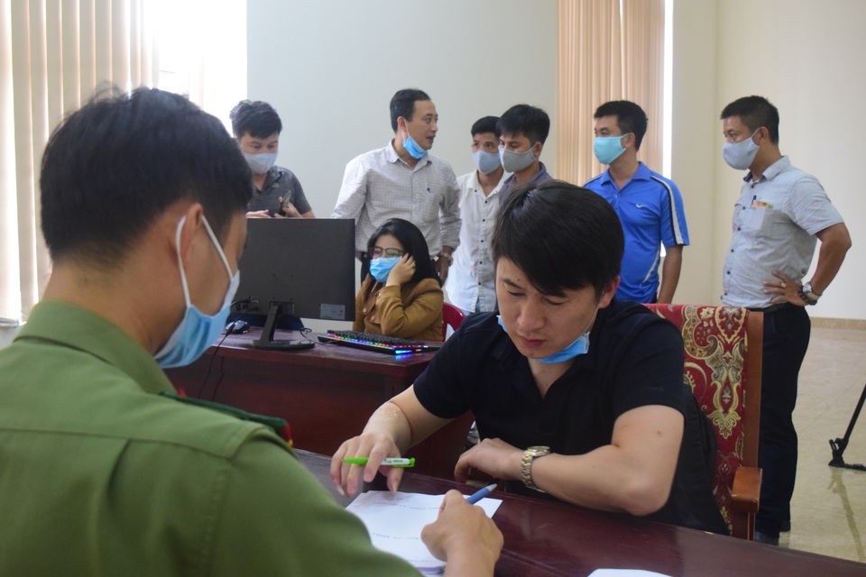 Phạt 140 triệu đồng, buộc xuất cảnh nhóm người Trung Quốc - 4 Phạt 140 triệu đồng, buộc xuất cảnh nhóm người Trung Quốc - 4