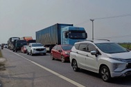 Xe container gặp tai nạn, quốc lộ 1A ách tắc trong nhiều giờ