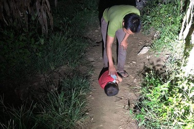 Xót xa hình ảnh cháu bé nằm co ro ngủ giữa đường trong đêm tối