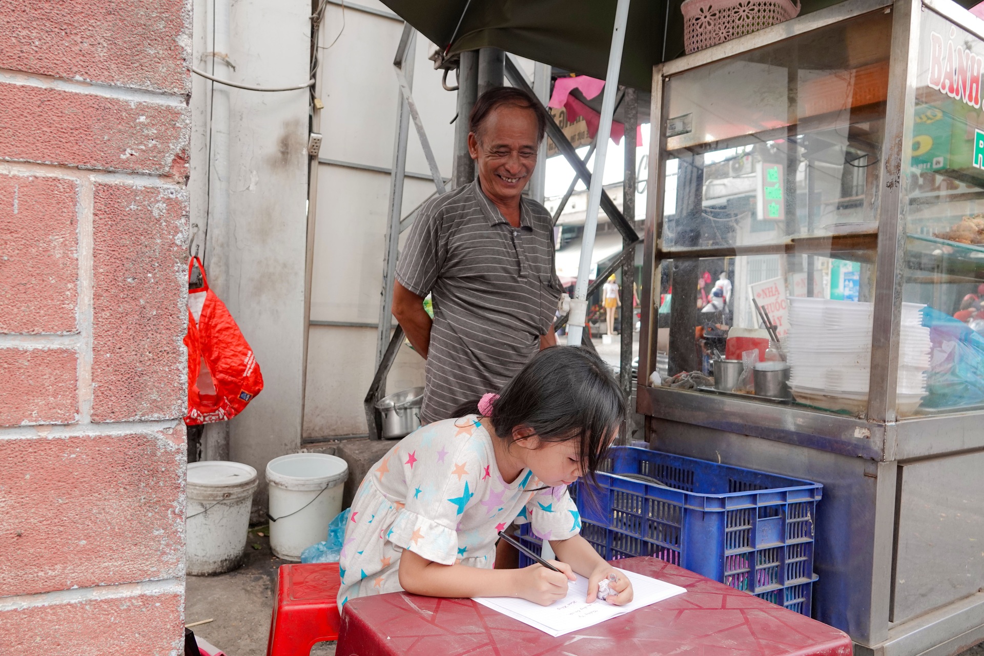 Vợ chồng già bán bánh xèo nuôi cháu nội... không máu mủ - 8 Vợ chồng già bán bánh xèo nuôi cháu nội... không máu mủ - 8