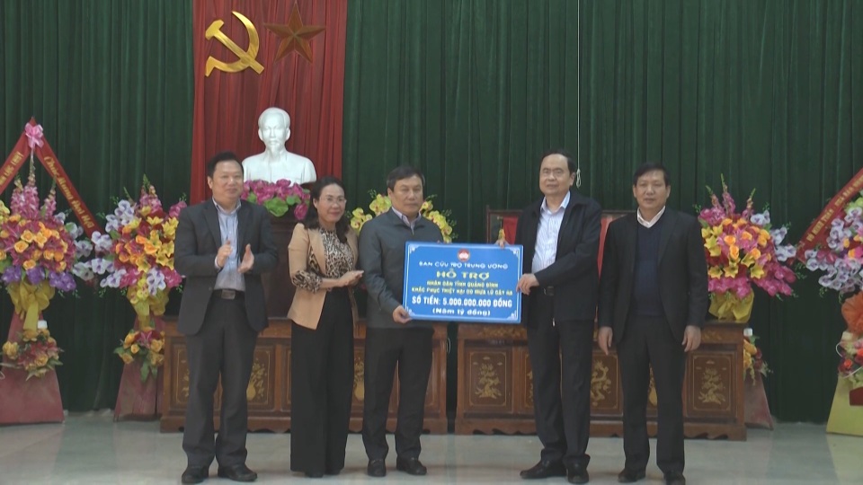 Chủ tịch Ủy ban Trung ương MTTQVN tặng quà cho người dân thiệt hại bão, lũ - 2 Chủ tịch Ủy ban Trung ương MTTQVN tặng quà cho người dân thiệt hại bão, lũ - 2