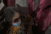 Chen lấn, ùn tắc trên đường hoa Nguyễn Huệ