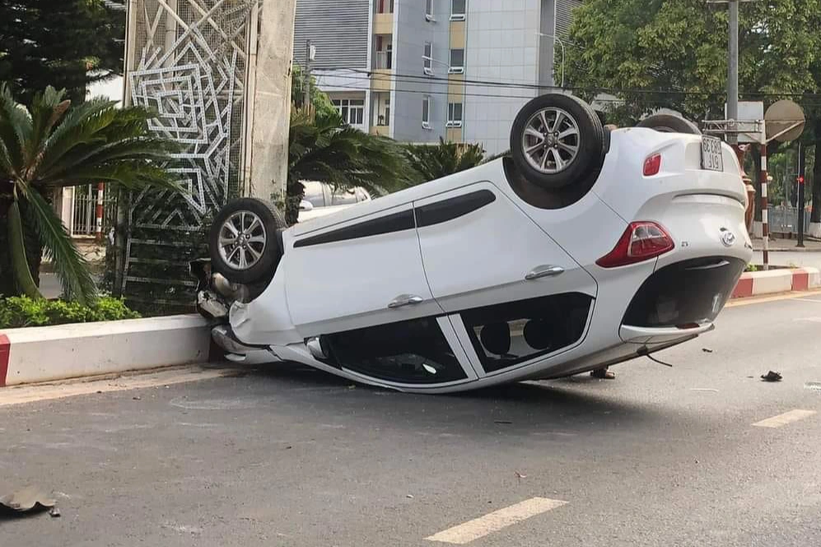 Cụ ông 73 tuổi lái ô tô lật ngửa khai không đạp được thắng, kéo phanh tay - 1 Cụ ông 73 tuổi lái ô tô lật ngửa khai không đạp được thắng, kéo phanh tay - 1