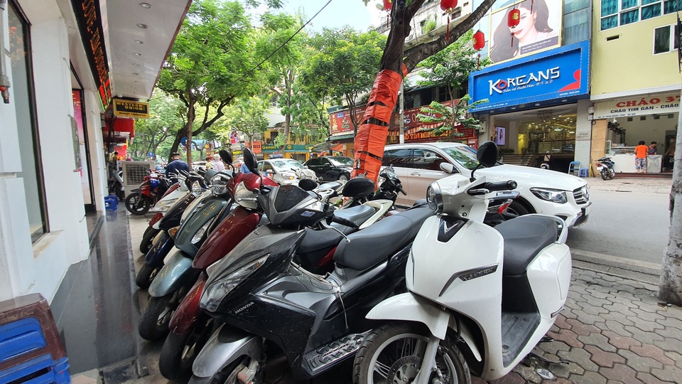 Xách bao tiền đi mua vàng, cửa hàng xin nợ vàng vì bị khách “vét” sạch - 2 Xách bao tiền đi mua vàng, cửa hàng xin nợ vàng vì bị khách “vét” sạch - 2