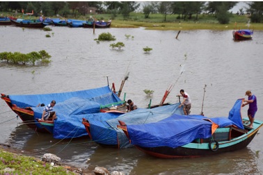 Ngư dân Hà Tĩnh chạy đua thời gian đưa tàu thuyền vào âu tránh bão