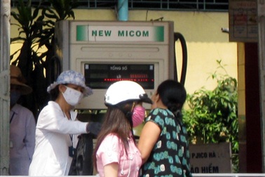 Thủ đoạn “móc túi” khách hàng của các cây xăng gian lận