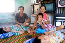 Mẹ đau đớn chứng kiến 3 con lần lượt bị bại liệt