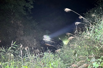 Ô tô chở 4 người rơi xuống suối, 2 người tử vong