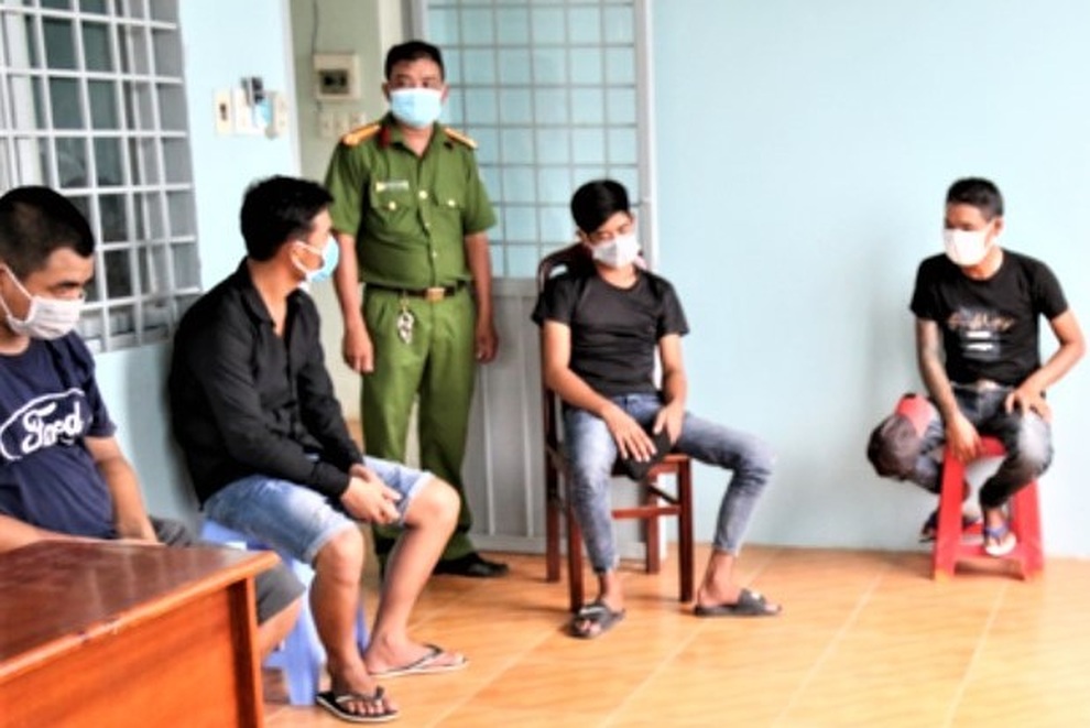 Sóc Trăng: 10 đối tượng tổ chức ăn nhậu trong chòi rẫy giữa mùa dịch - 1 Sóc Trăng: 10 đối tượng tổ chức ăn nhậu trong chòi rẫy giữa mùa dịch - 1