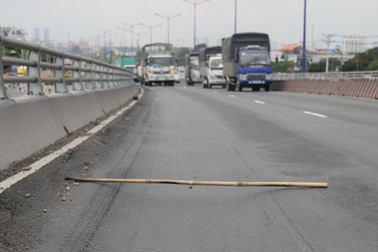 Cầu vượt thép lún nặng sau 2 tháng khánh thành