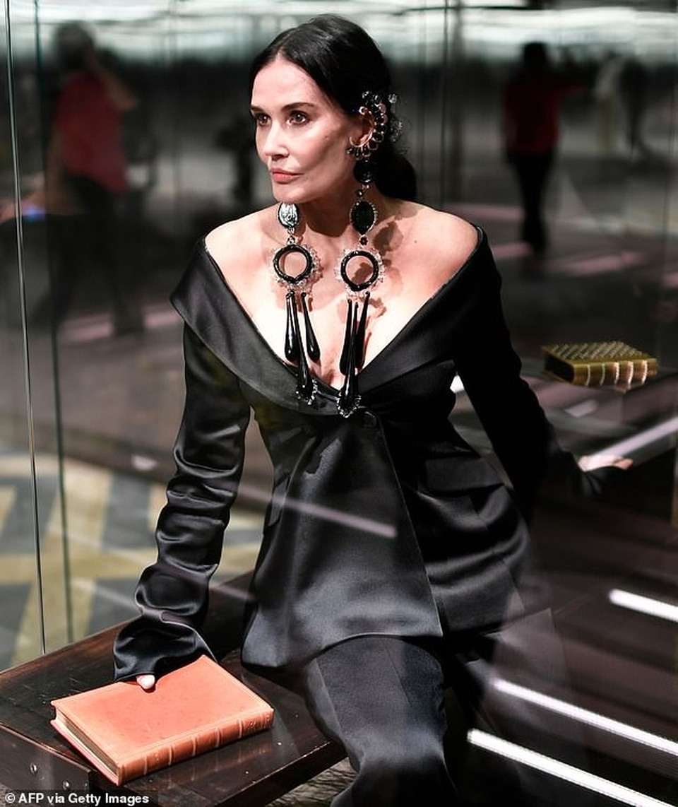 Lộ mặt sưng phồng kỳ dị, Demi Moore bị nghi phẫu thuật thẩm mỹ - 4 Lộ mặt sưng phồng kỳ dị, Demi Moore bị nghi phẫu thuật thẩm mỹ - 4