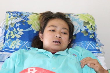 Hết tiền điều trị, chồng đắng cay xin đưa vợ về nhà để chết