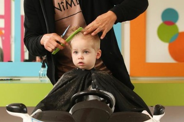 Bỏ việc ngân hàng để mở tiệm cắt tóc cho trẻ, kiếm gần 21 tỷ đồng/năm