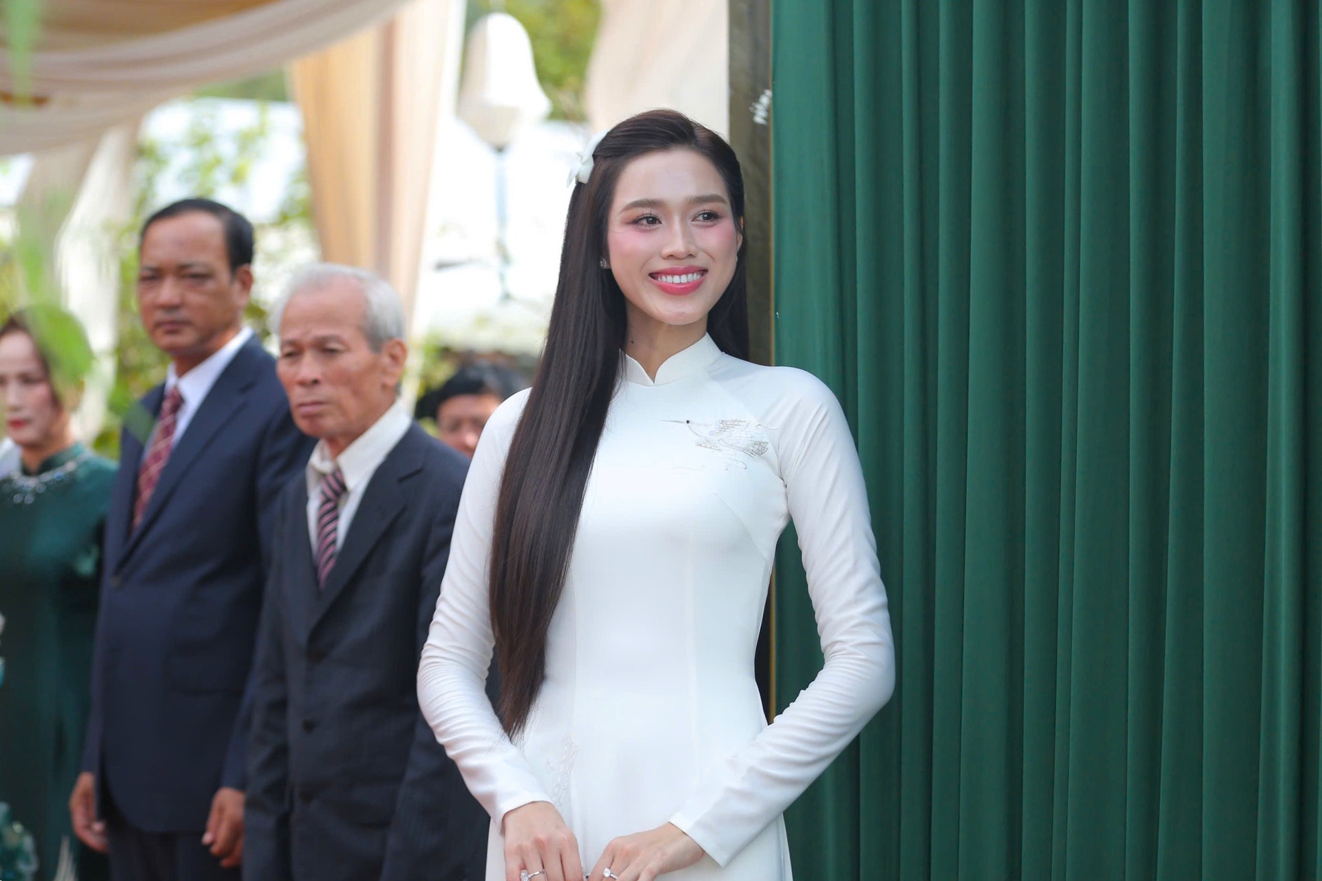 Hình ảnh trong lễ ăn hỏi của Hoa hậu Đỗ Thị Hà và thiếu gia Quảng Trị - 3 Hình ảnh trong lễ ăn hỏi của Hoa hậu Đỗ Thị Hà và thiếu gia Quảng Trị - 3