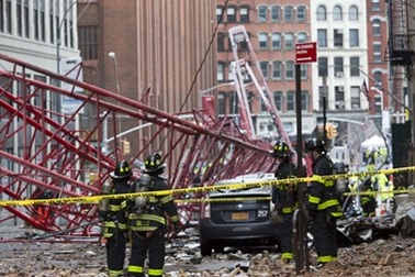 Cận cảnh vụ sập cần cẩu kinh hoàng giữa thành phố New York