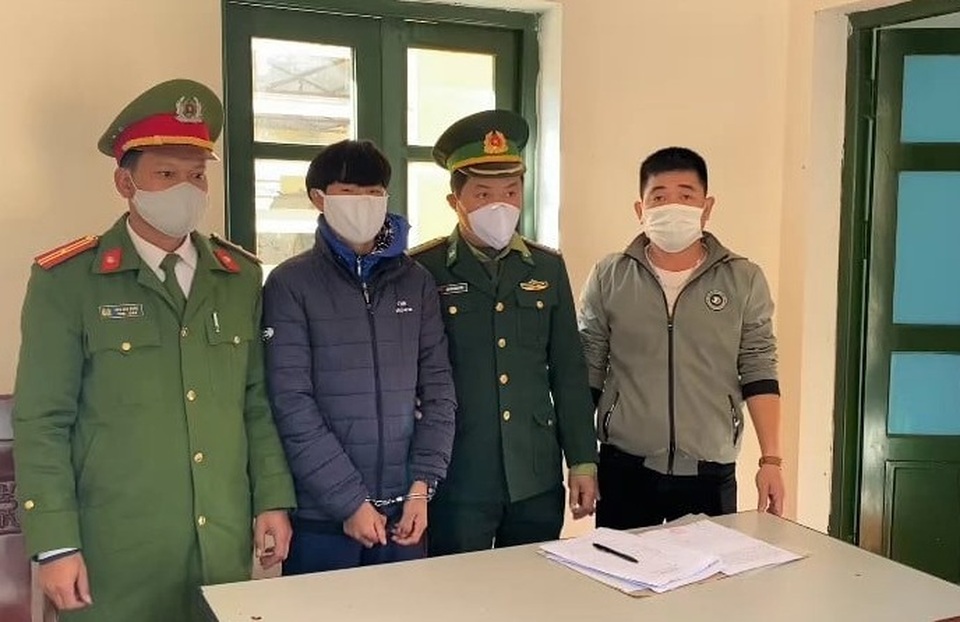 Bộ đội biên phòng bắt giữ đối tượng bị truy nã vượt biên trái phép - 2 Bộ đội biên phòng bắt giữ đối tượng bị truy nã vượt biên trái phép - 2