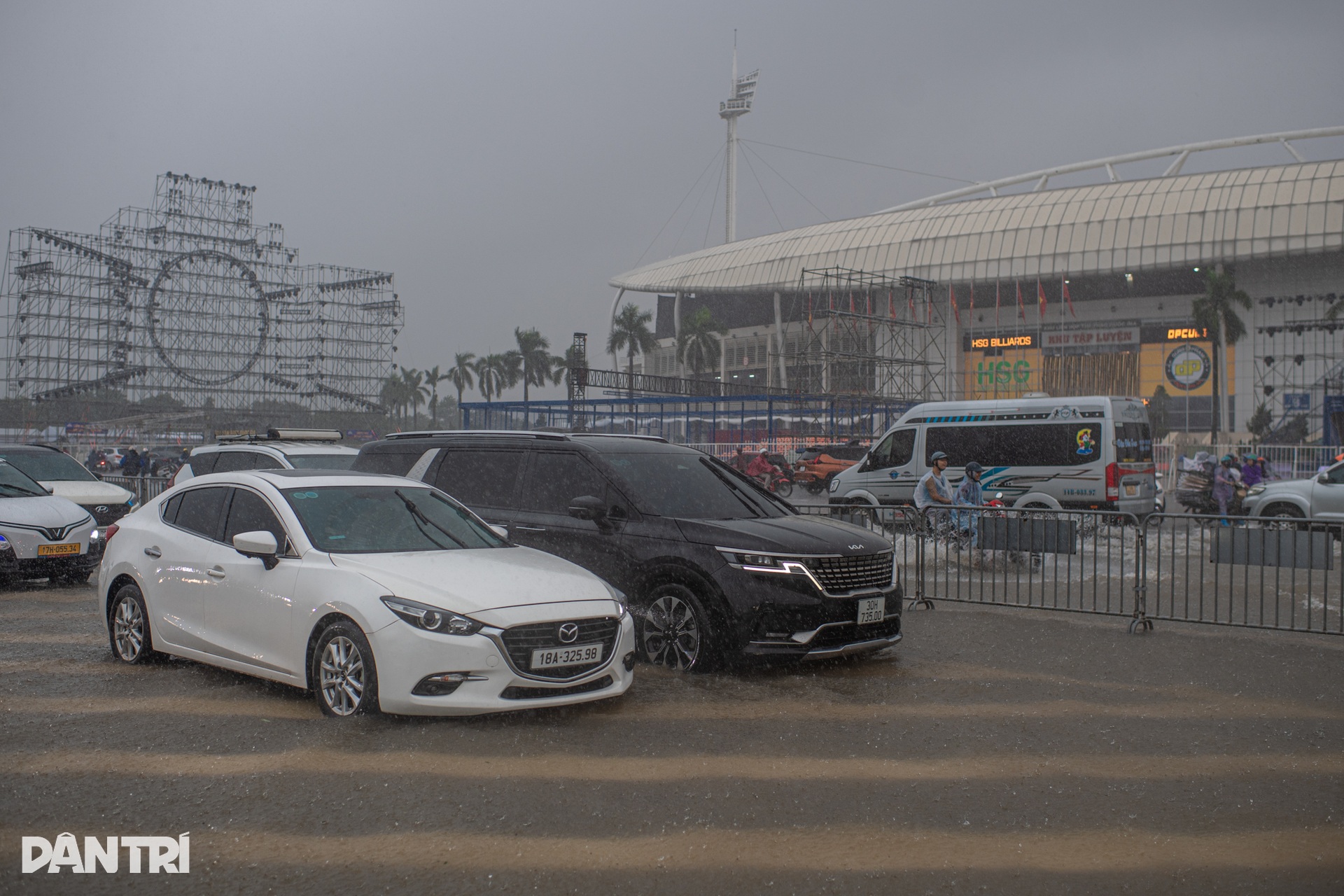 Hà Nội mưa trắng trời, quảng trường SVĐ Mỹ Đình thành biển nước mênh mông - 9 Hà Nội mưa trắng trời, quảng trường SVĐ Mỹ Đình thành biển nước mênh mông - 9