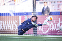 Thủ môn U23 Indonesia được ca ngợi hết lời sau kỳ tích trước Australia