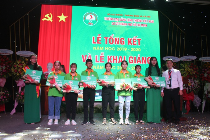 Trường CĐ Công thương Việt Nam cở sở TP.HCM: Tưng bừng tổ chức khai giảng năm học mới - Ảnh 12. Trường CĐ Công thương Việt Nam cở sở TP.HCM: Tưng bừng tổ chức khai giảng năm học mới - Ảnh 12.