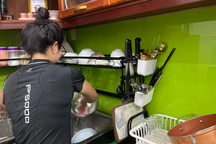 Vợ trẻ ngày hàng hiệu lồng lộn, đêm xuống làm việc... không ngờ