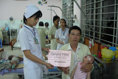 Cháu Nguyễn Hữu Thành và cháu Lê Thị Hiền Trang tiếp tục nhận quà bạn đọc